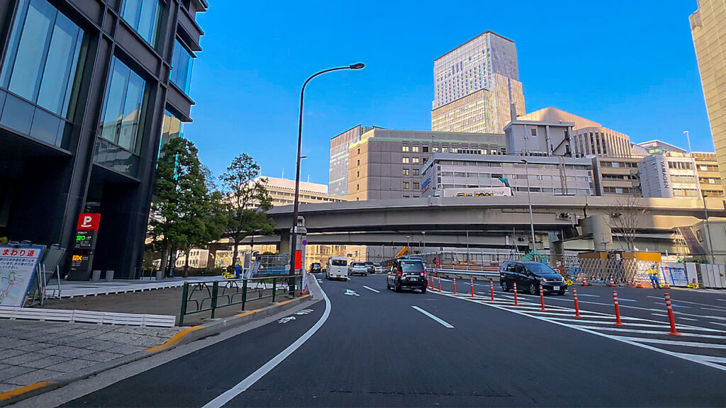 常盤橋タワー 駐車場入口へ向かう外堀通り側の進入ルート