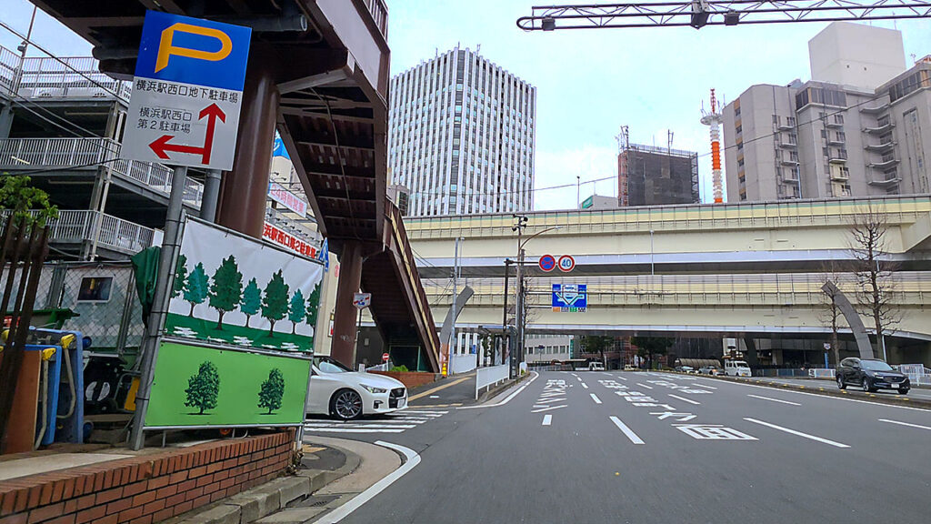 横浜駅西口第2入口の案内看板