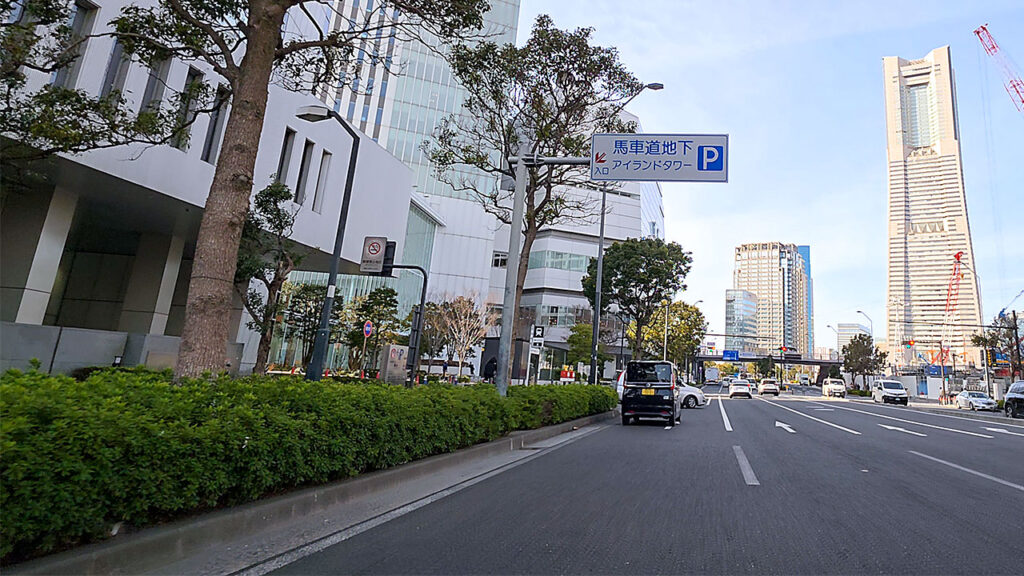 横浜アイランドタワー入口の案内表示と入口付近