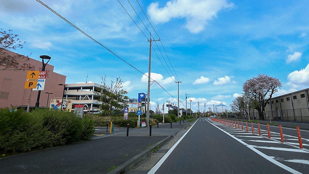 アリオ柏駐車場入口へ向かう東1入口のP案内