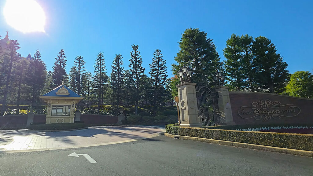 東京ディズニーランドホテル 駐車場入口の案内表示