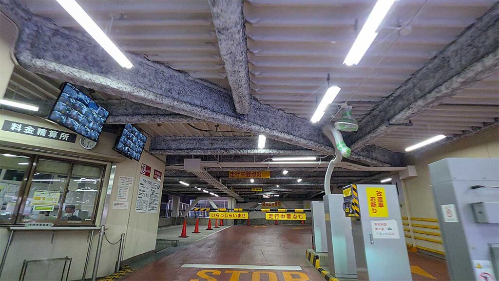  パーク340駐車場 1階入庫口の発券機とゲート、料金精算所