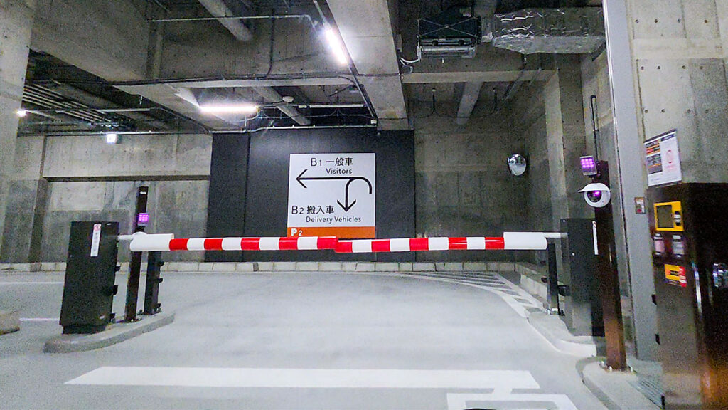 TAKANAWA GATEWAY CITY P2入口の入口ゲートと発券機