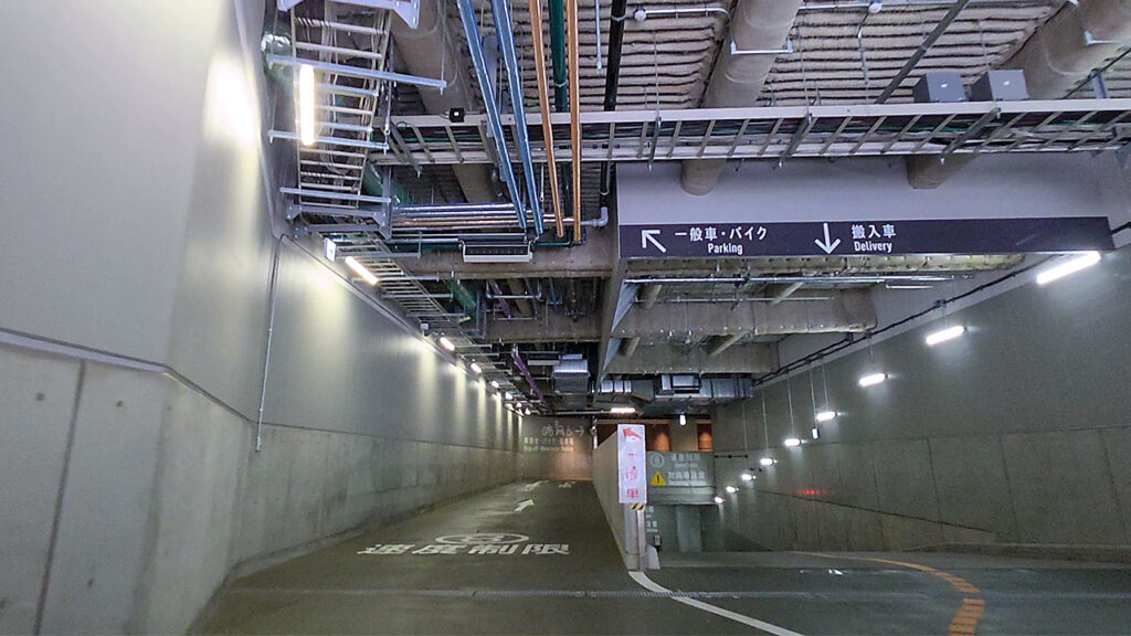 BASEGATE横浜関内入口の一般車と納入車の分岐地点