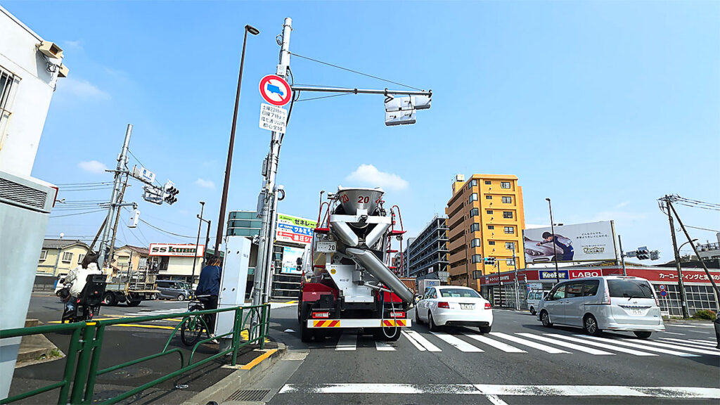 足立区鹿浜付近 鹿浜橋交差点の走行映像と駐車場へ続くルートの視認性