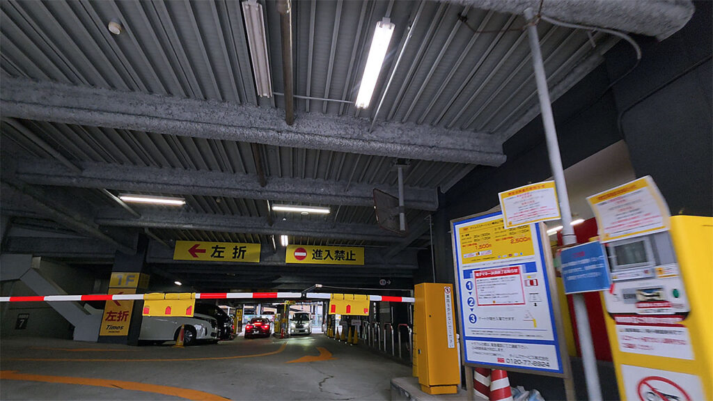 立体駐車場の入口ゲートと発券機