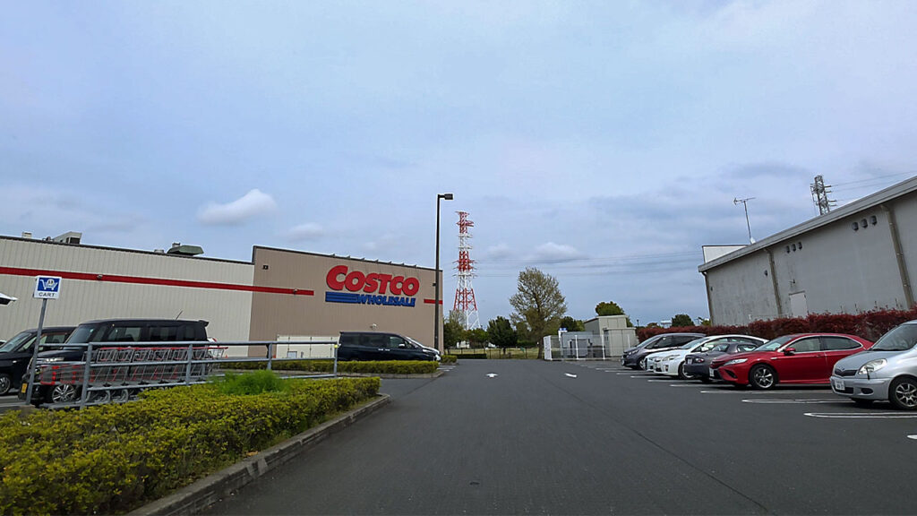 コストコ駐車場内の通路