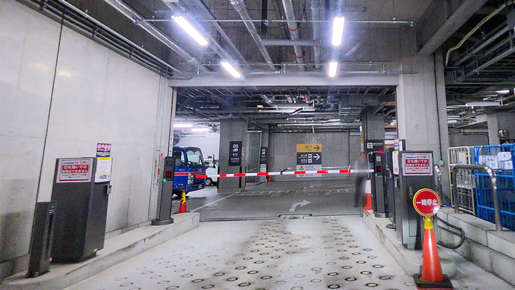 京橋エドグラン駐車場の入口ゲートと発券機の様子