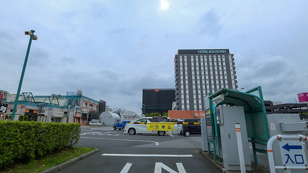 アルカサール平面駐車場の入口ゲートと発券機