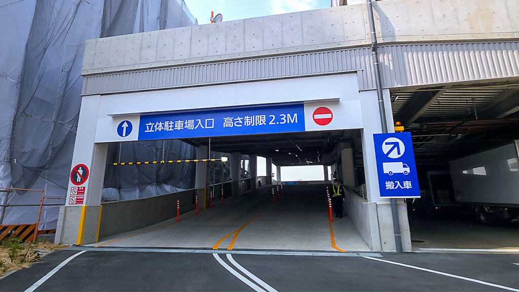 そよらリーフシティ市川外観またはそよらリーフシティ市川 駐車場入口付近