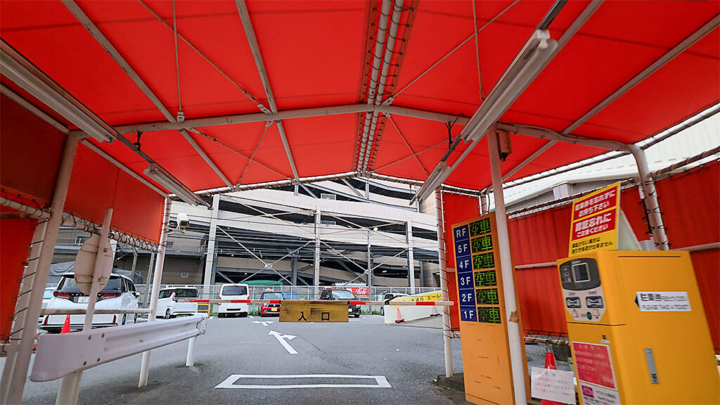 イオンモール津田沼South 駐車場入口の入口ゲート付近