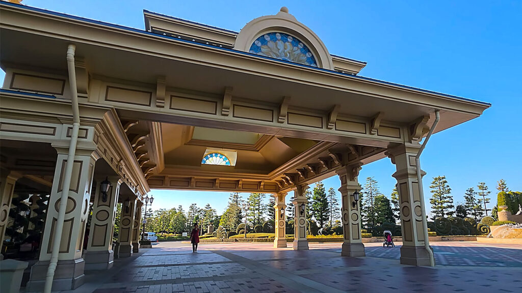 東京ディズニーランドホテル外観と駐車場入口付近