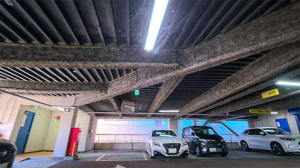 パーク340駐車場 階上フロアの白線で区切られた一般駐車スペース