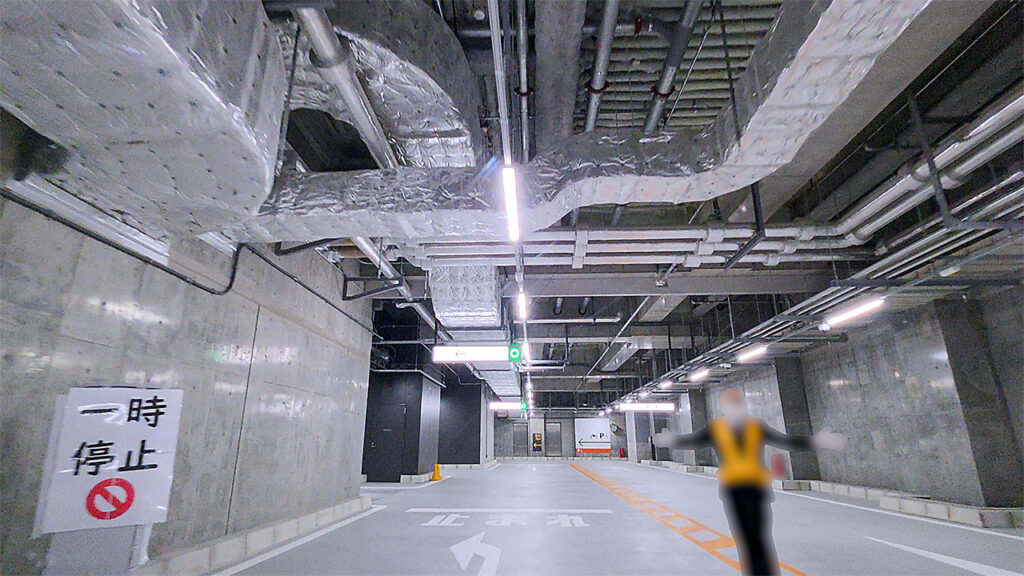 TAKANAWA GATEWAY CITY P2入口通過後の場内案内と各バース付近