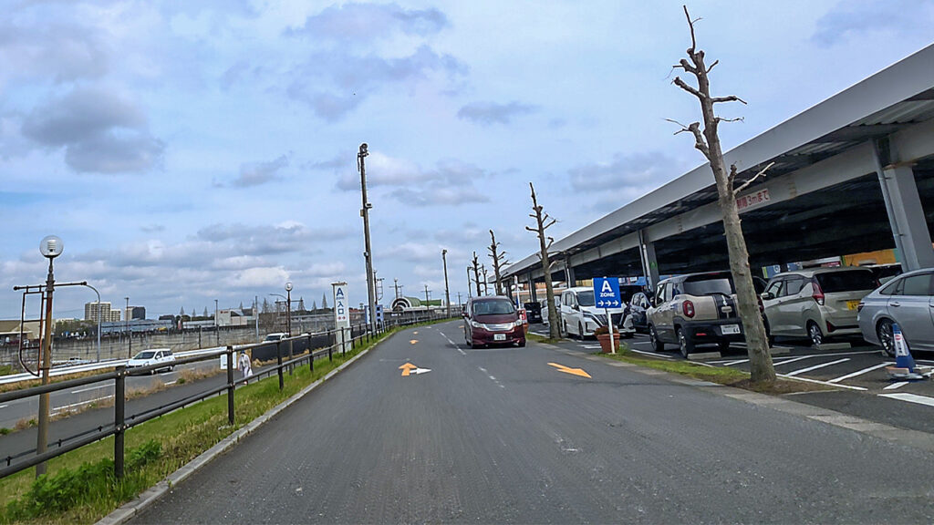 BIG HOP 駐車場入口から進んだAゾーン付近の様子