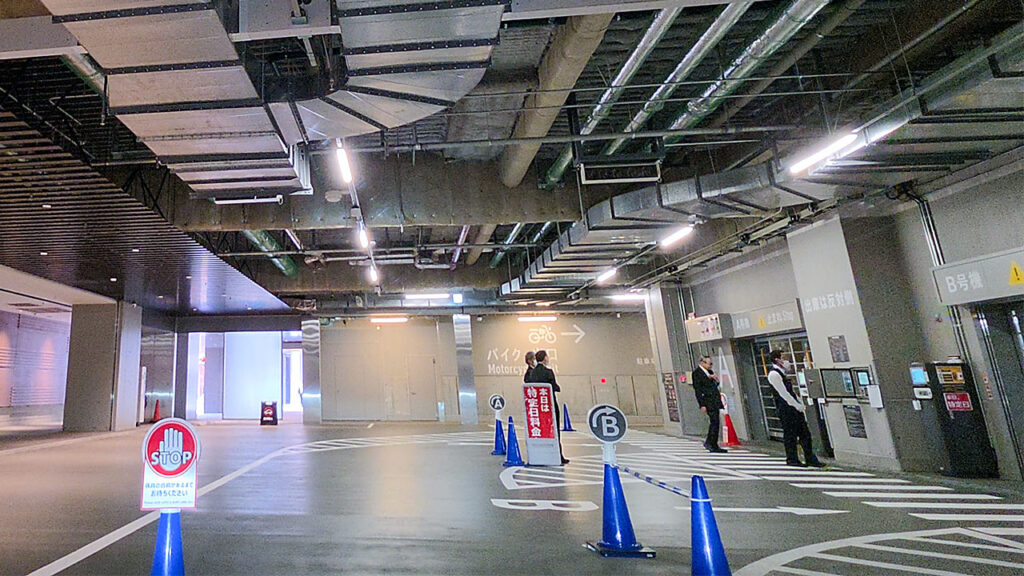 BASEGATE横浜関内入口の機械式フロアAとB付近