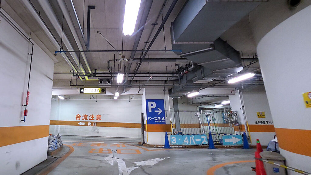 羽衣・伊勢佐木地下駐車場入口の機械式バース3・4方面