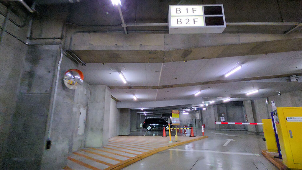 明治大学リバティタワー 地下駐車場入口ゲート付近