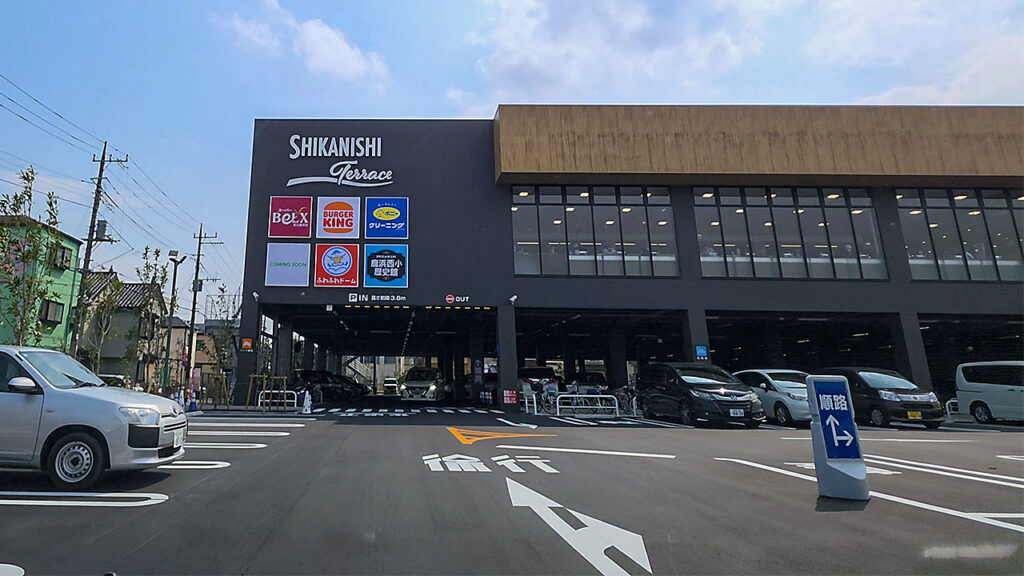 鹿浜西テラスの外観デザインと平面駐車場(IN 250台)への入口ゲート視認