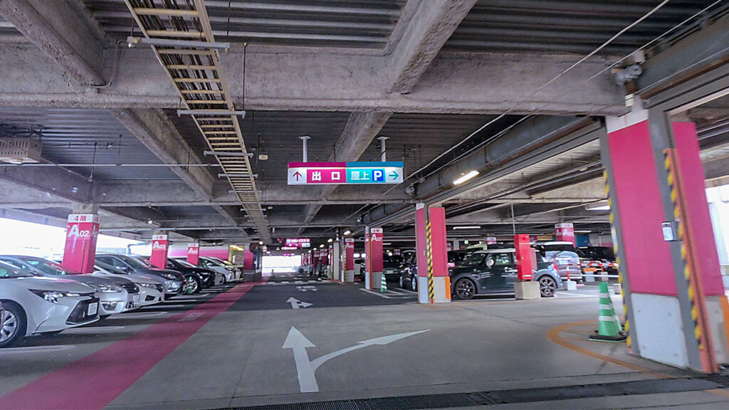 イオンモール千葉ニュータウン イオン棟立体駐車場入口の分岐案内