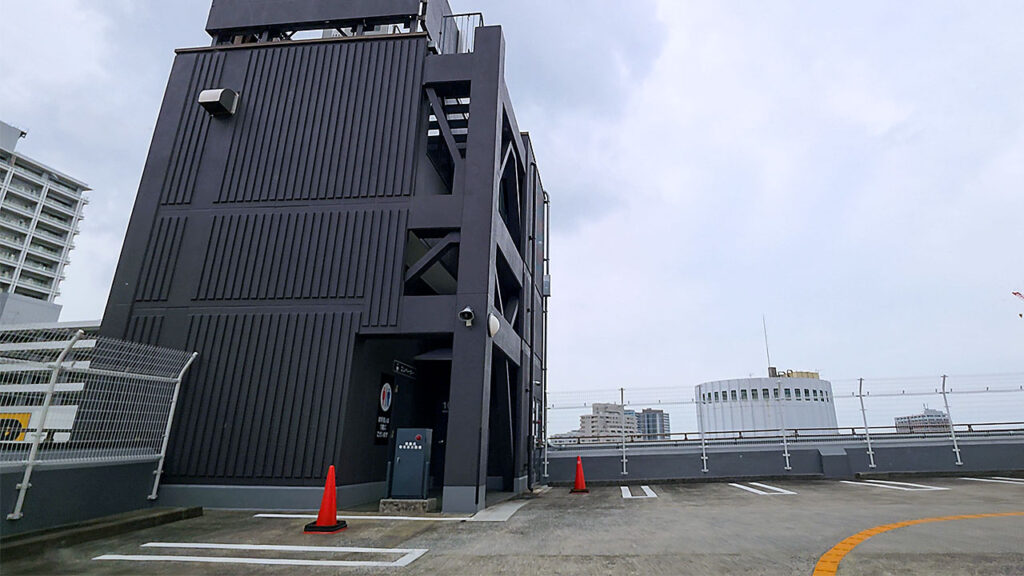タイムズステーション横浜山下町の屋上階 エレベーターの位置
