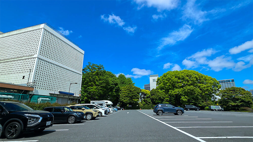 北の丸第一駐車場の場内を進む様子