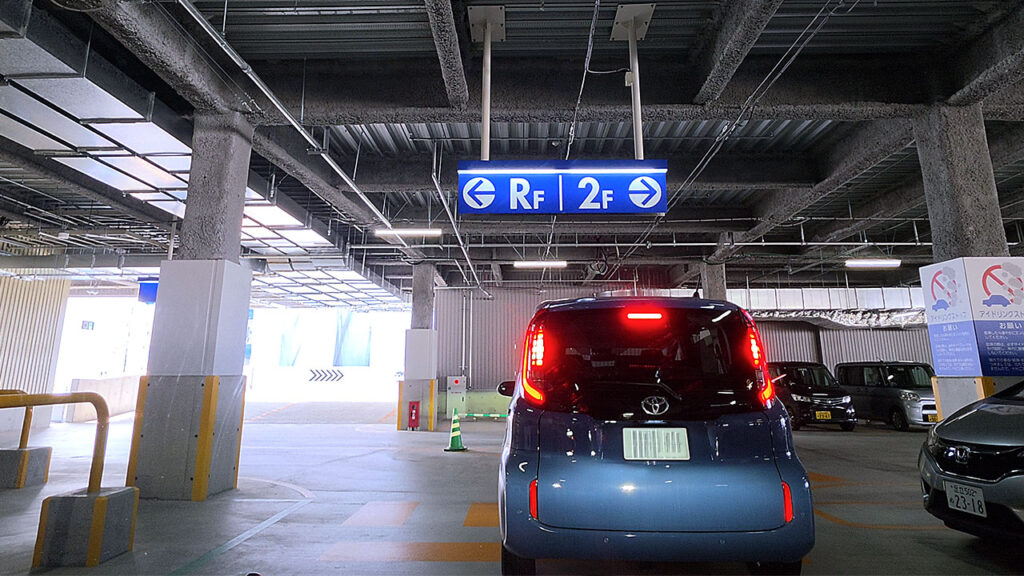 そよらリーフシティ市川 駐車場内の2Fと屋上階(RF)への分岐点