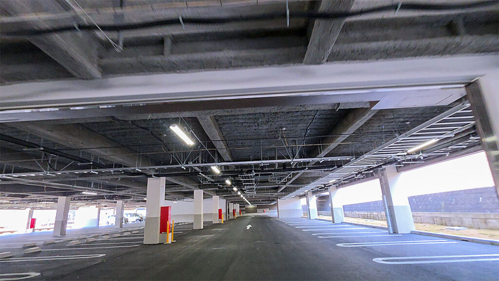 アクロスプラザ北柏 駐車場入口の場内の様子