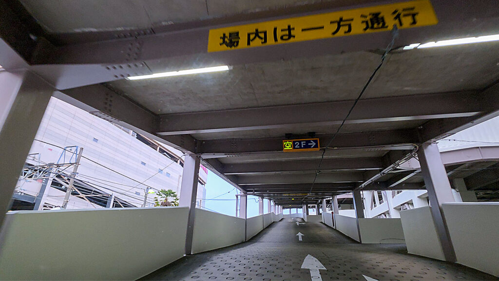イオンモール津田沼South 駐車場入口の屋上スロープ