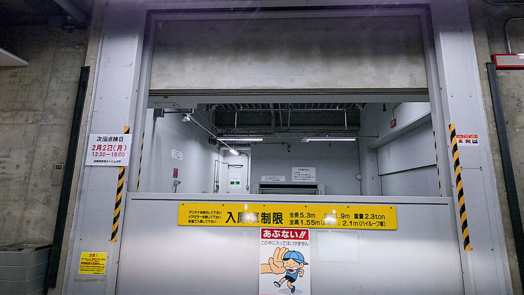 横浜アイランドタワー入口の機械式入口ゲート前