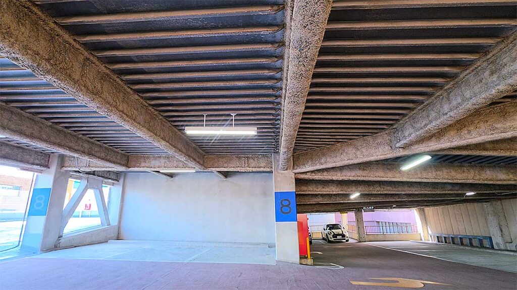 パーク340駐車場 柱に大きく書かれたフロア番号（8階）と駐車フロアの様子