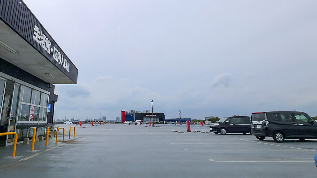 ジョイフル本田入口の屋上駐車場付近