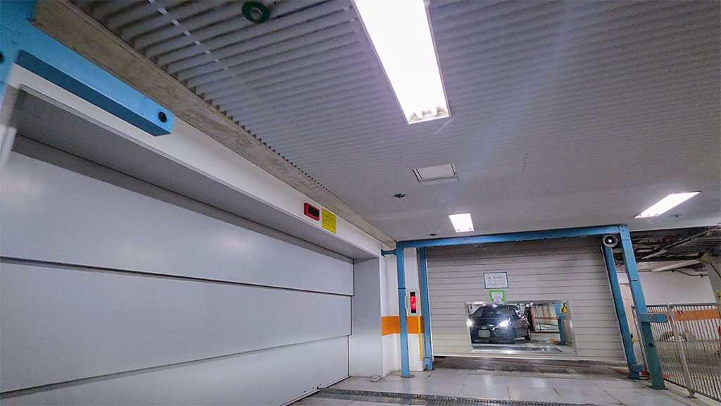 羽衣・伊勢佐木地下駐車場入口のバース3付近