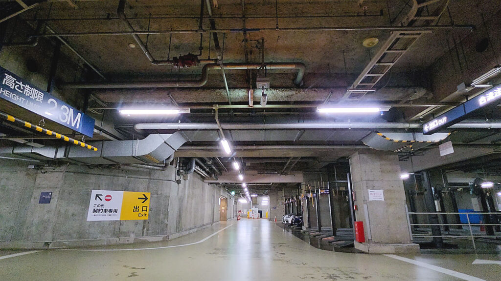 明治大学リバティタワー 地下駐車場入口の駐車位置付近