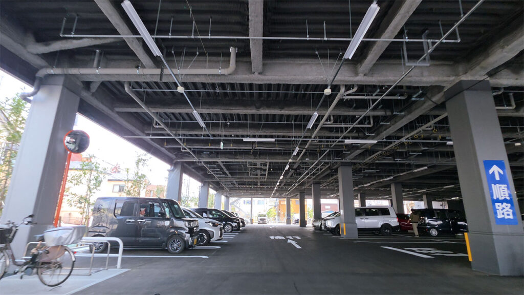 鹿浜西テラス 1階ピロティ式駐車場の内部(屋根あり・雨天対応区画)と場内動線