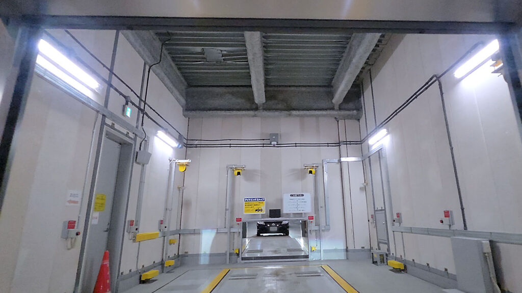 京橋エドグラン駐車場で機械式駐車設備に入庫する場面