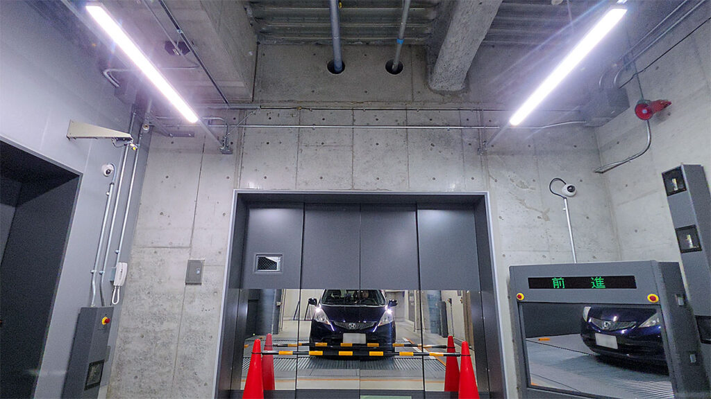 常盤橋タワー 駐車場入口の機械式駐車設備付近