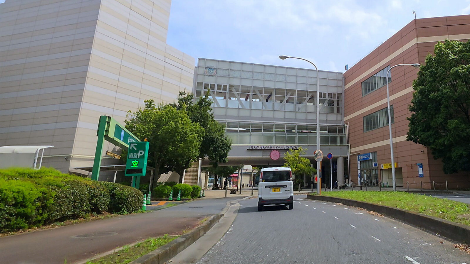 イオンモール千葉ニュータウン 立体駐車場入口（千葉県印西市）