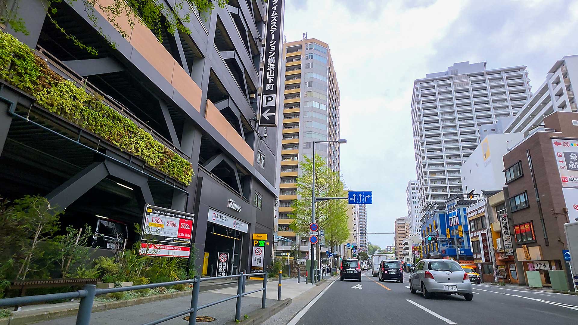 タイムズステーション横浜山下町 立体駐車場入口（神奈川県横浜市中区）