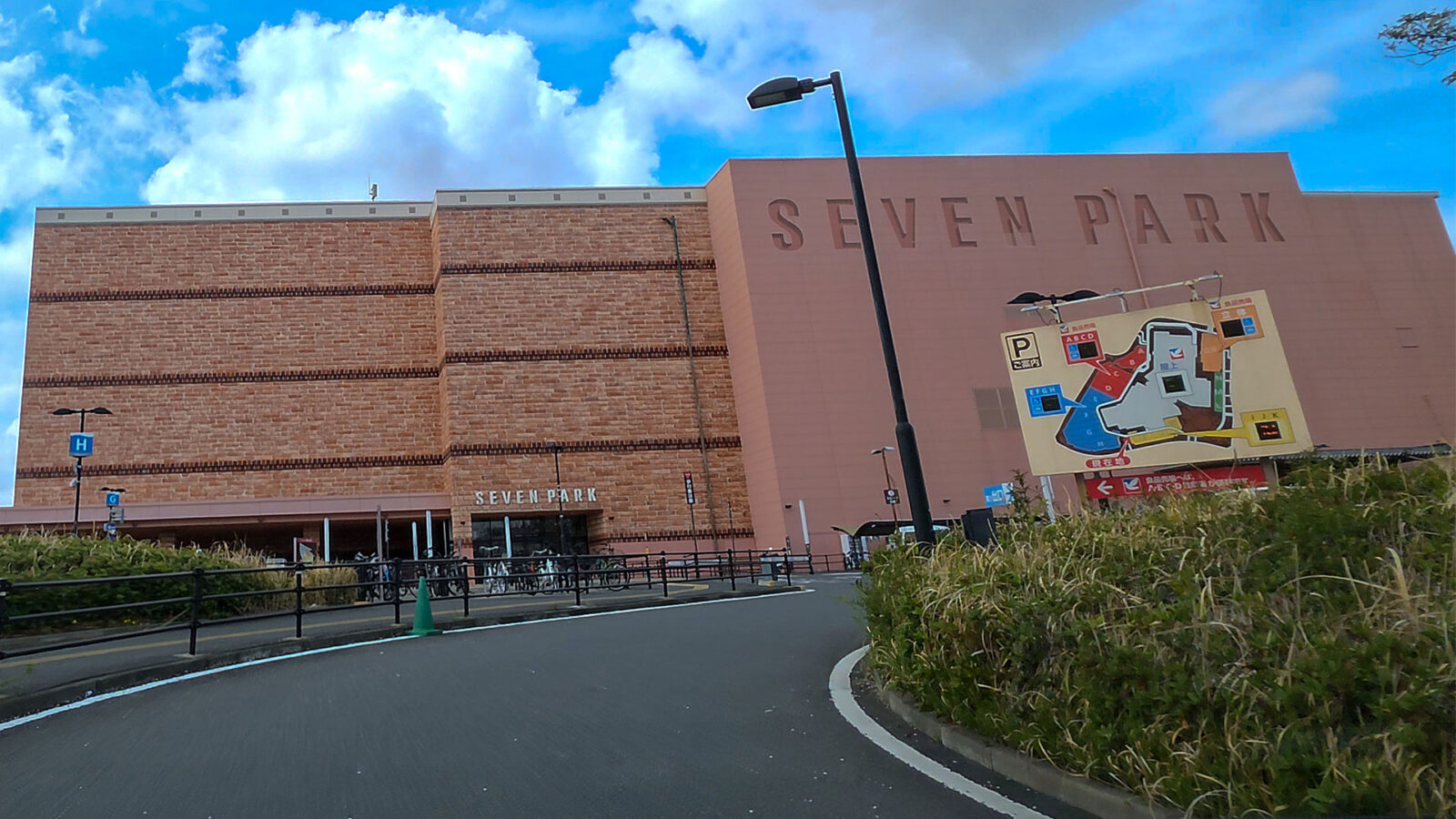 セブンパーク アリオ柏 屋上駐車場入口（千葉県柏市）