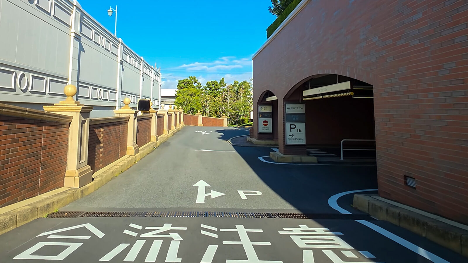 東京ディズニーランドホテル 立体駐車場入口（千葉県浦安市）