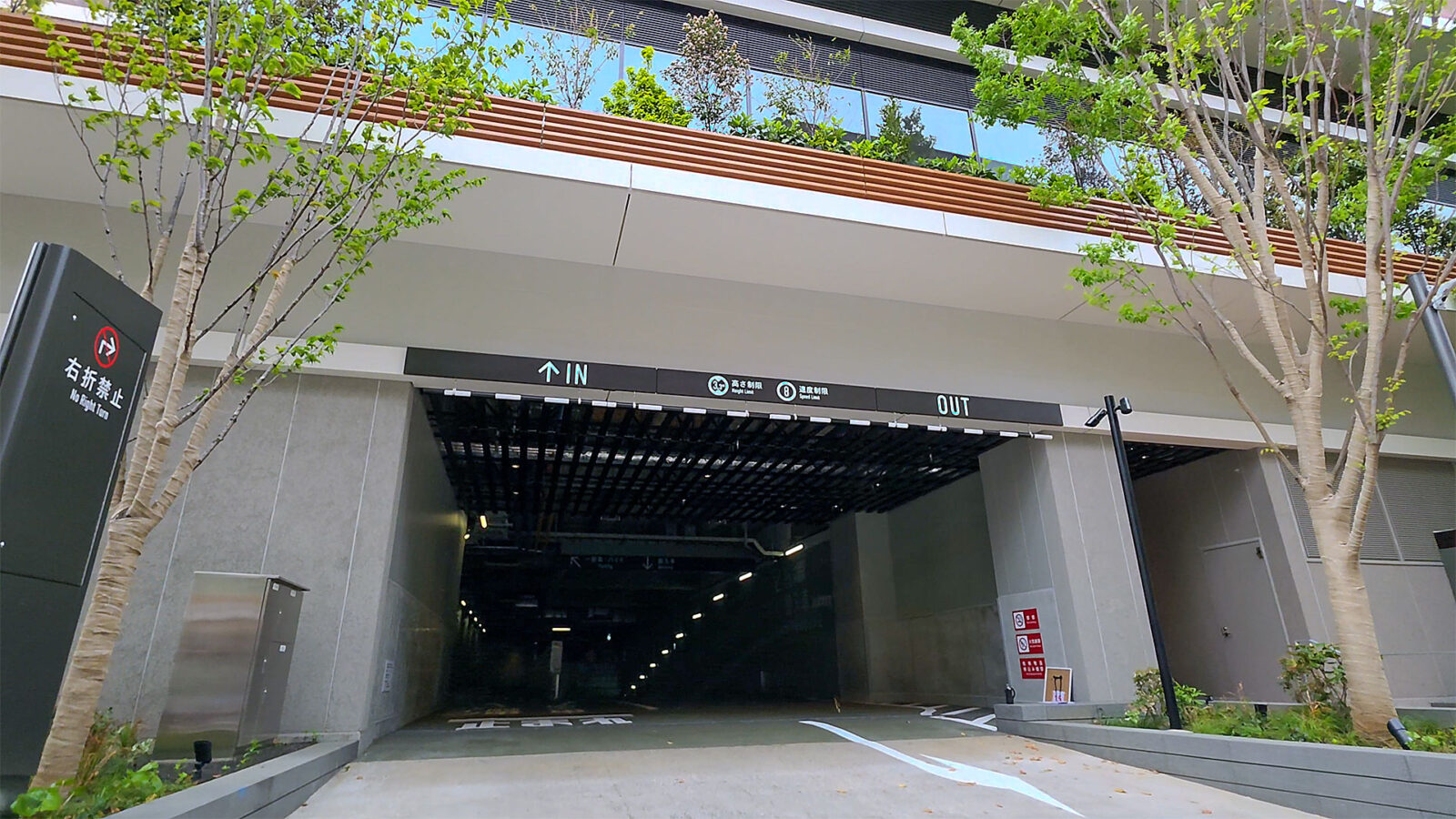 BASEGATE横浜関内 機械式駐車場入口（神奈川県横浜市中区）