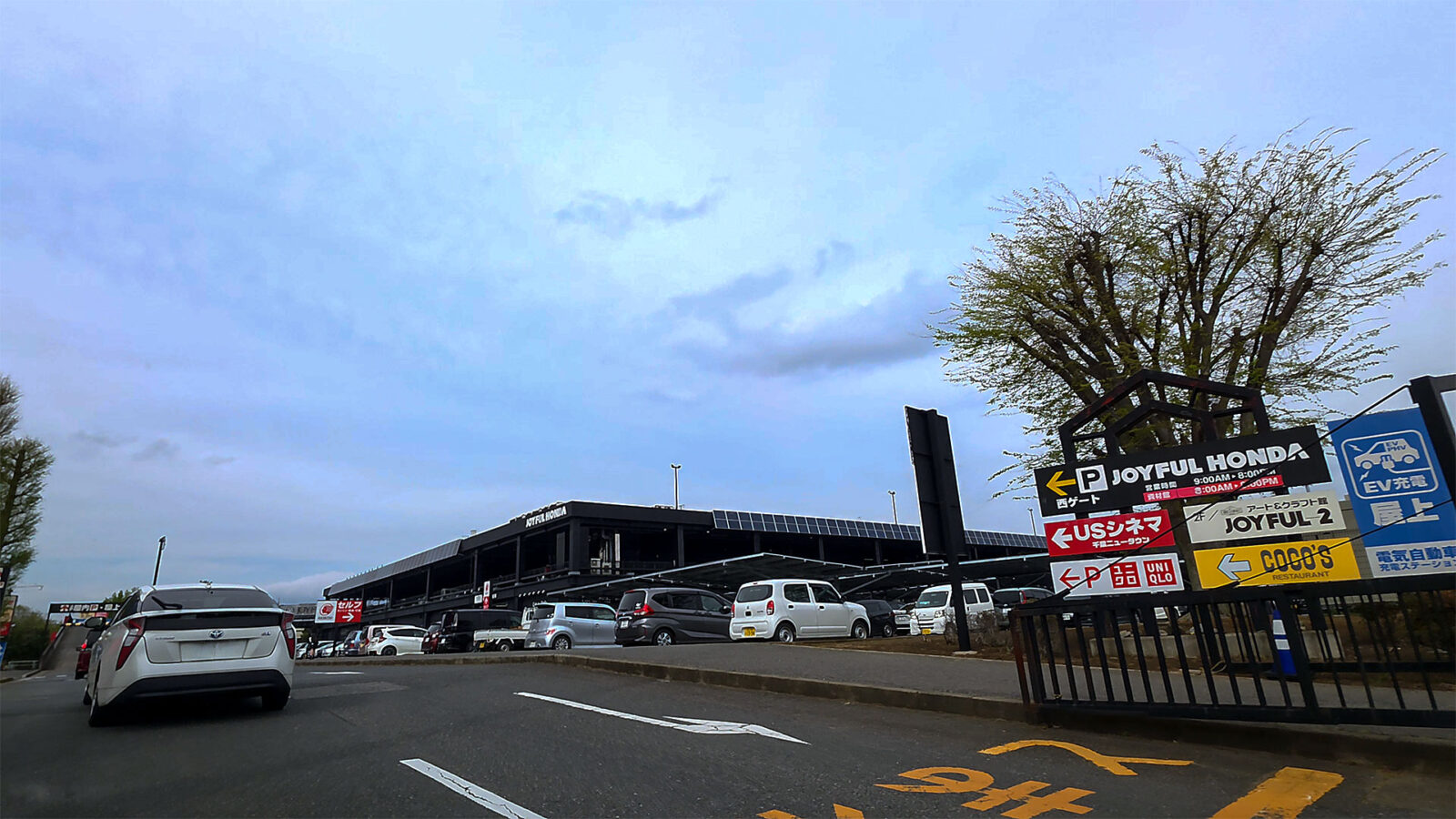 ジョイフル本田 千葉ニュータウン店 立体駐車場入口（千葉県印西市）