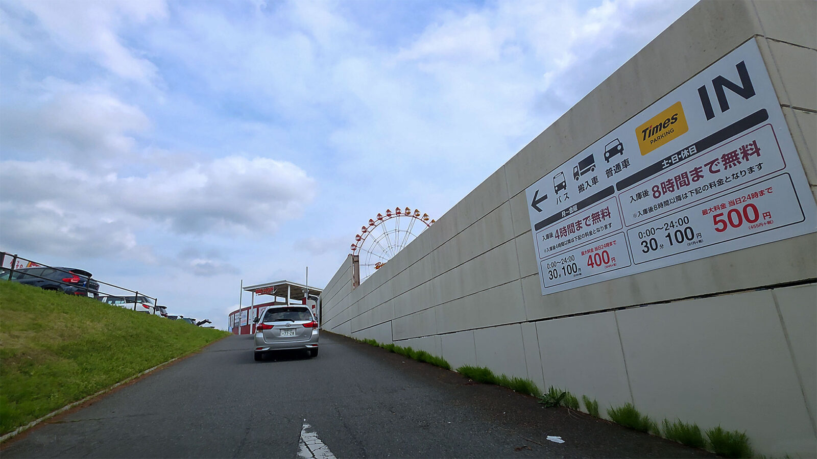 BIG HOP ガーデンモール印西 平面駐車場入口（千葉県印西市）