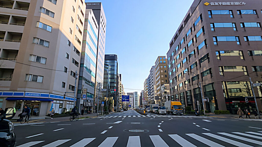 中央市場前交差点付近から国立がん研究センター中央病院方面へ向かう道路