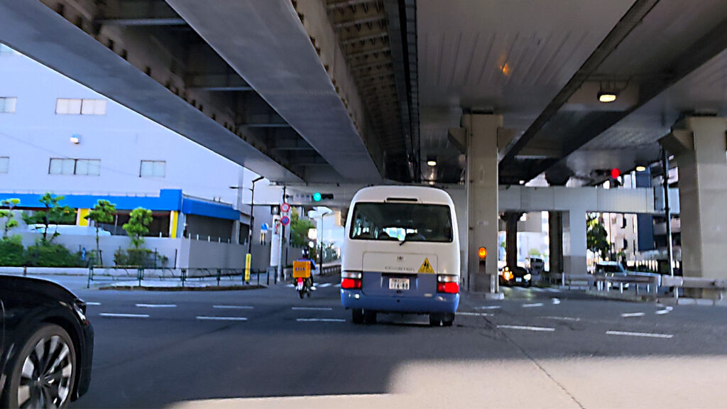 南浜橋交差点付近からグランパーク方面へ向かう道路
