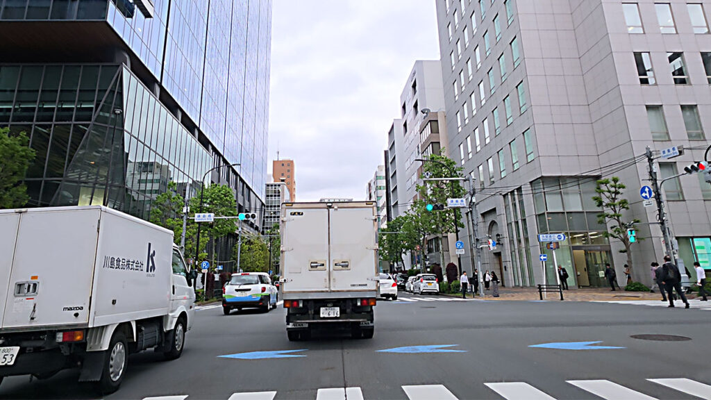 鎌倉橋交差点付近から千代田区役所方面へ向かう道路