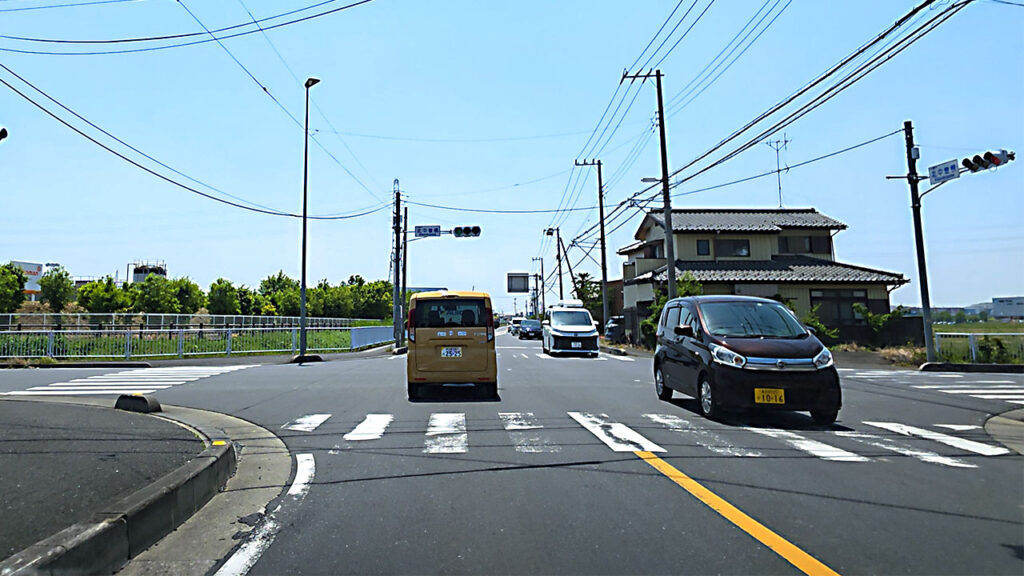 北中曽根交差点付近からモラージュ菖蒲方面へ向かう道路