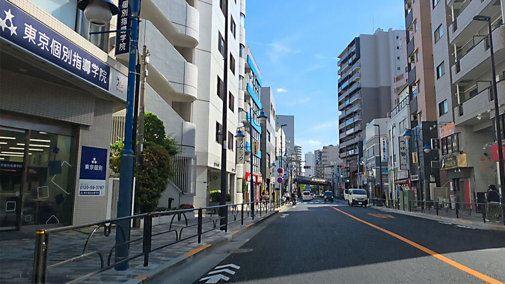 M-AXE TOWER付近から荒川区役所方面へ向かう尾竹橋通り