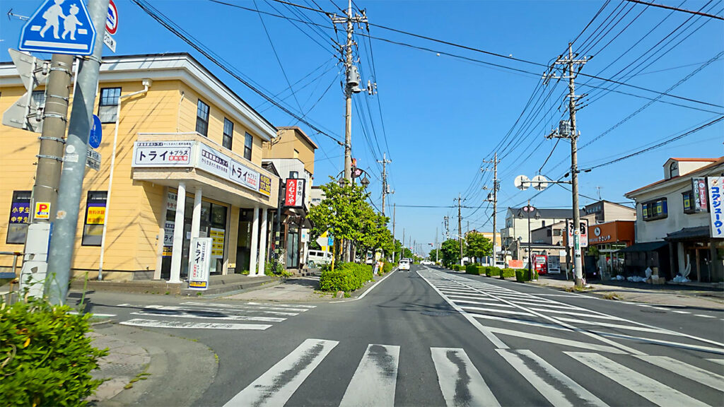 個別指導塾のトライプラス幸手校付近からジョイフル本田幸手店方面へ向かう道路